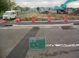 写真：歩道切り上げ工事の様子