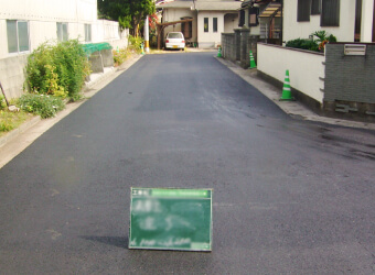 写真：住宅地の舗装工事後の道路