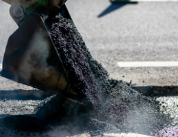 写真：道路の舗装工事の様子