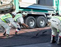 写真：舗装工事で作業をしているスタッフ