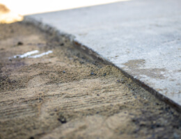 写真：舗装工事で平坦性が改善された道路